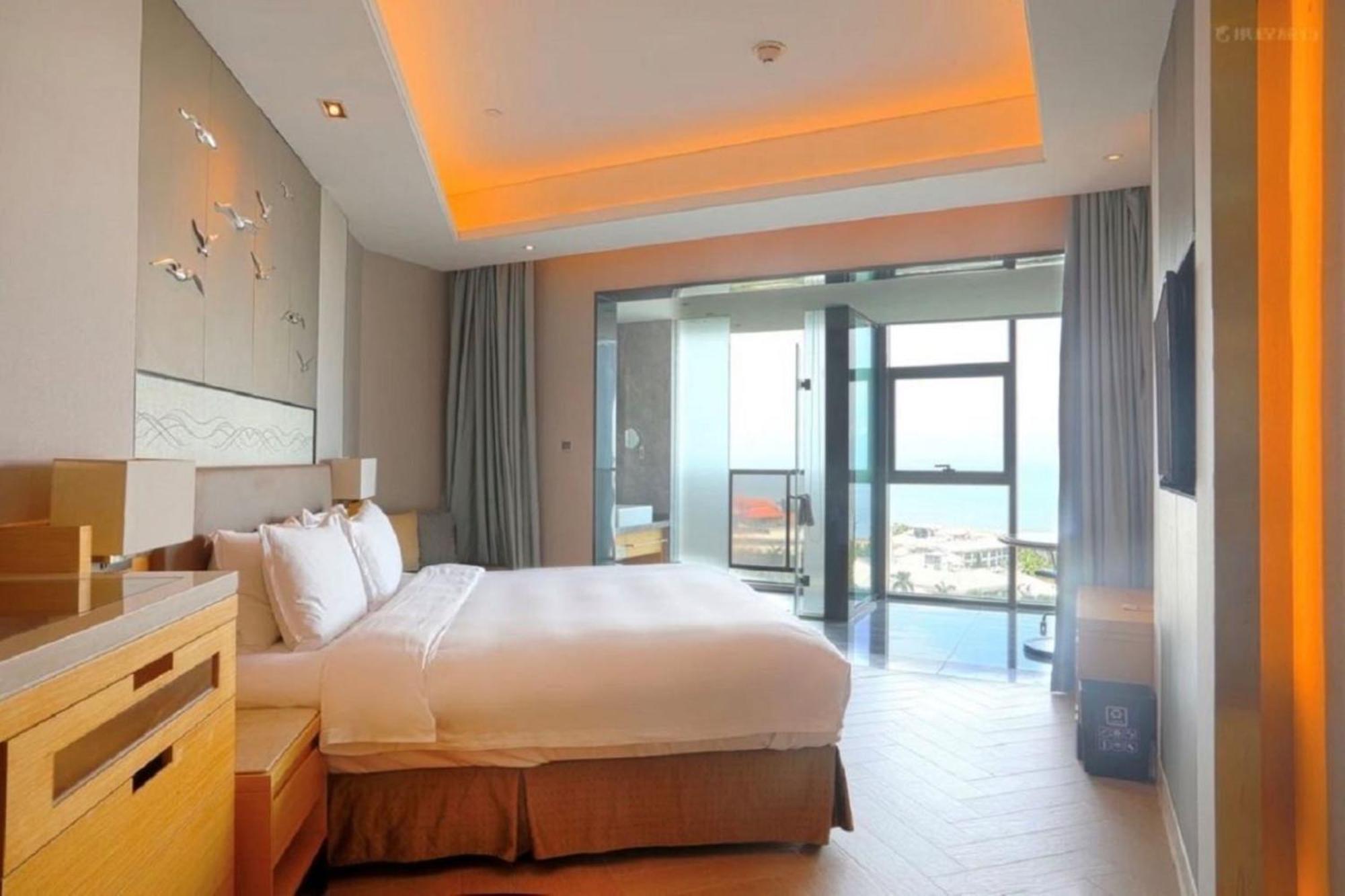 Holiday Inn Haikou West Coast By Ihg Exterior photo